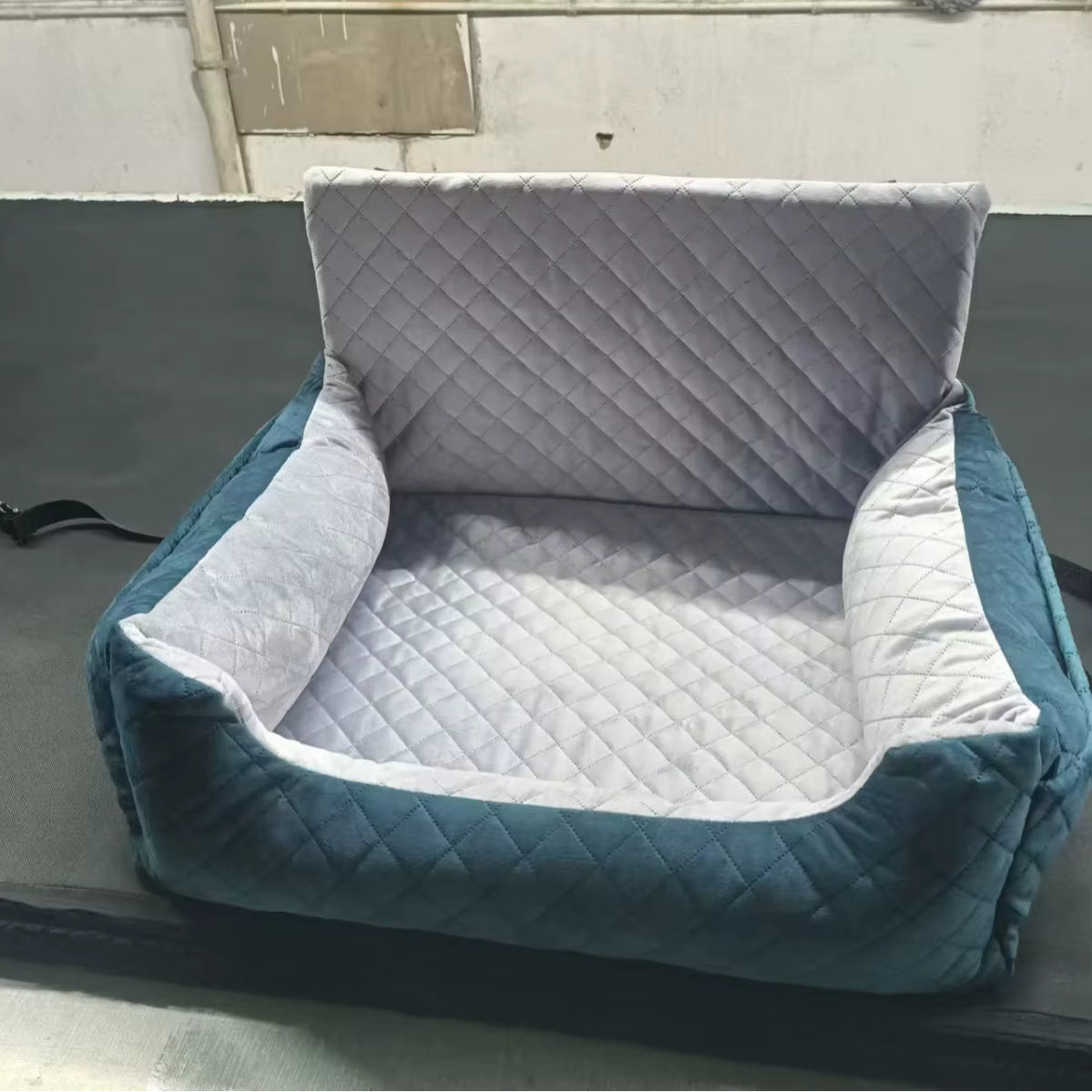 Dog Booster Seat with Storage Pocket Pet Car Seat Travel Bed Non-Slip Base Car SUV Seat Puppy Bed Soft Dog Car Seats Travel Bed